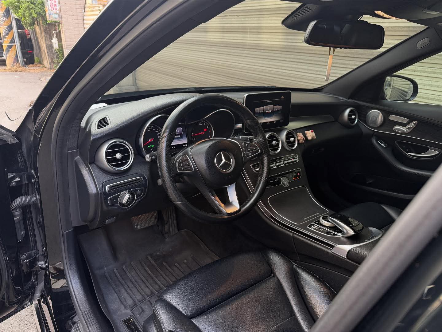 2016年 Mercedes-Benz C-Class C300 AMG 4MATIC 中古車照片 - Orange Garage