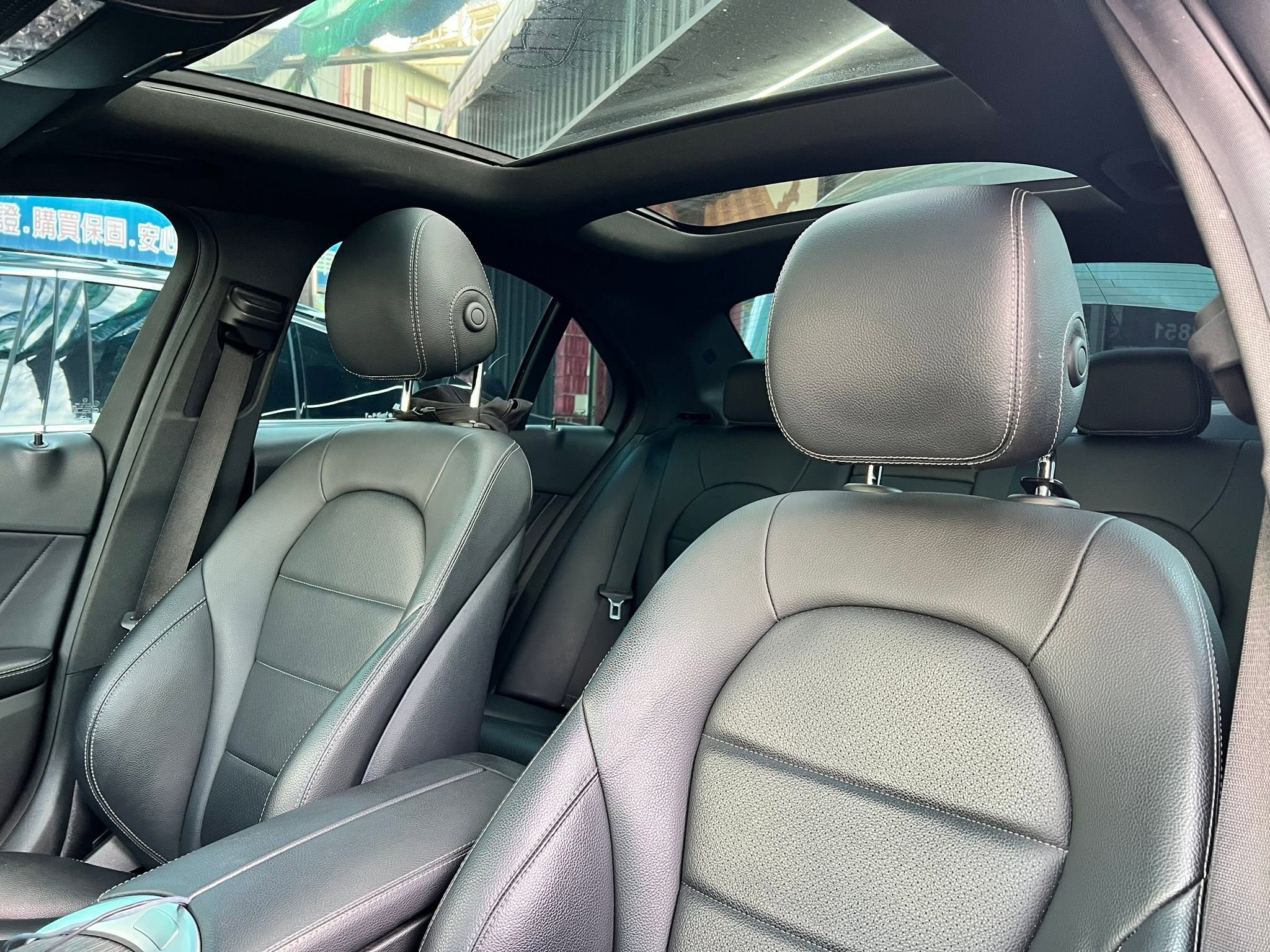2019年 Mercedes-Benz C-Class C300 AMG 4MATIC 中古車照片 - Orange Garage