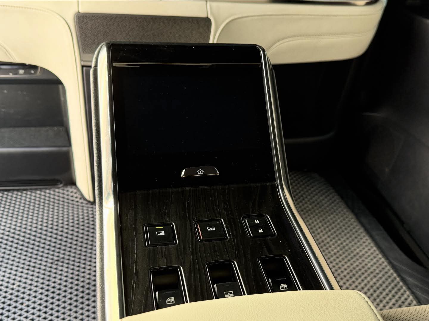 2020年 Lexus LM300h 四座 中古車照片 - Orange Garage