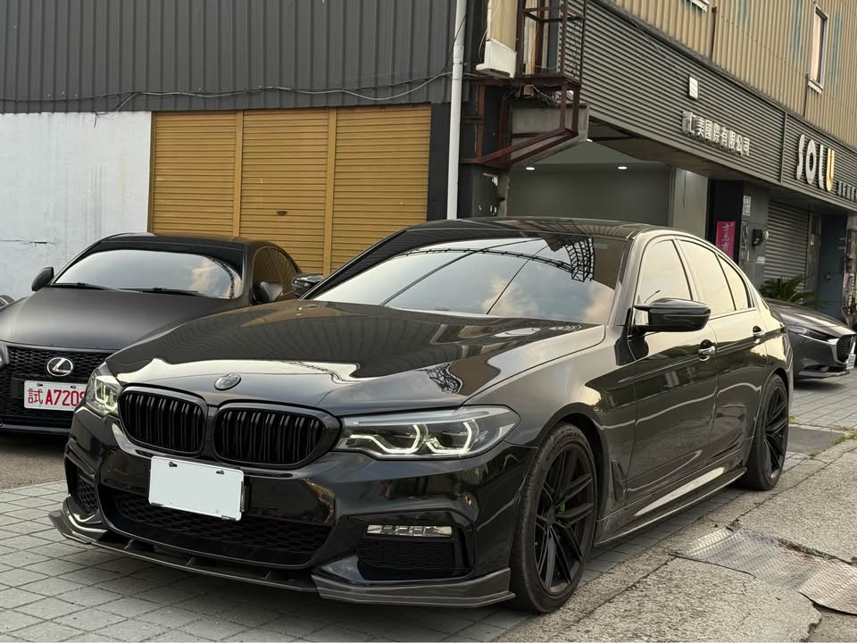 2017年 BMW 5 Series 530i M-Sport 中古車照片 - Orange Garage