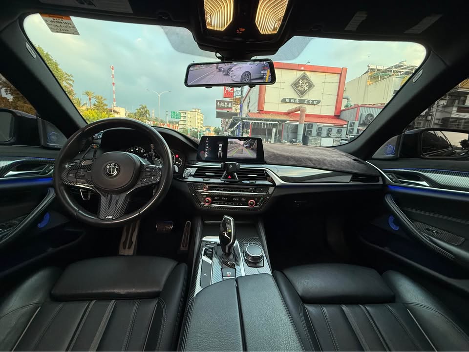 2017年 BMW 5 Series 530i M-Sport 中古車照片 - Orange Garage