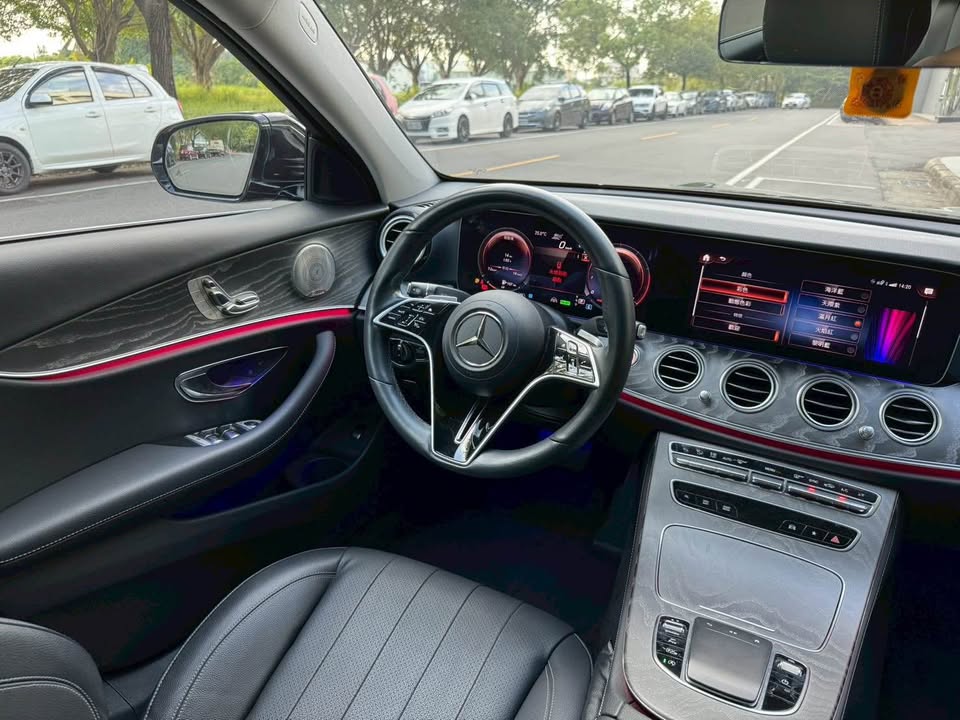2022年 Mercedes-Benz E-Class E300 AMG 中古車照片 - Orange Garage