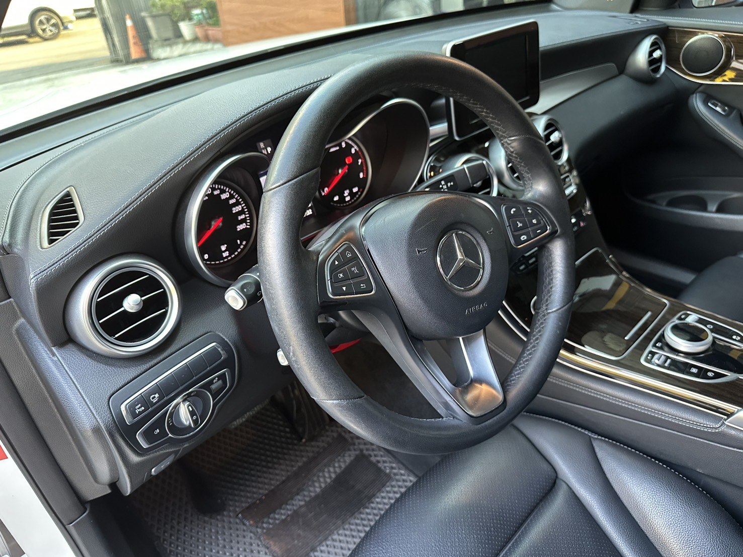 2018年 Mercedes-Benz GLC 250 中古車照片 - Orange Garage