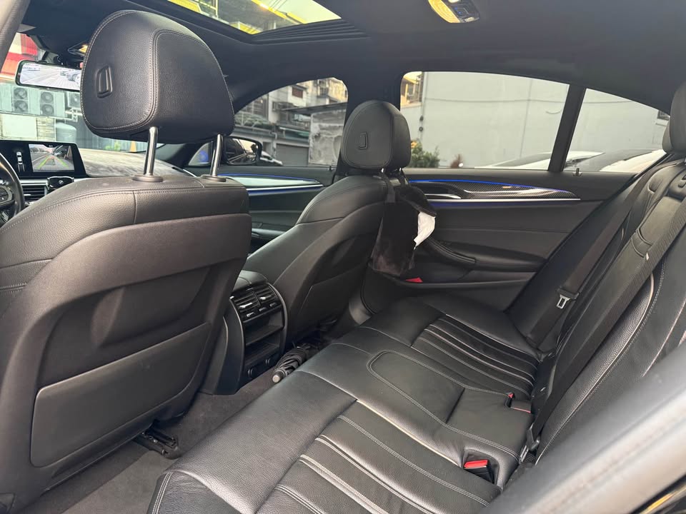 2017年 BMW 5 Series 530i M-Sport 中古車照片 - Orange Garage