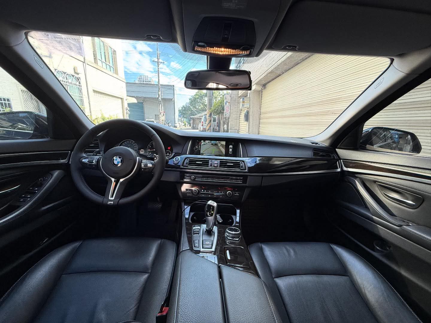 2014年 BMW 5 Series 520i Modern 中古車照片 - Orange Garage