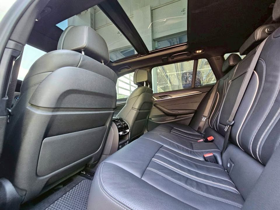 2021年 BMW 5 Series 530i Touring M-sport 中古車照片 - Orange Garage