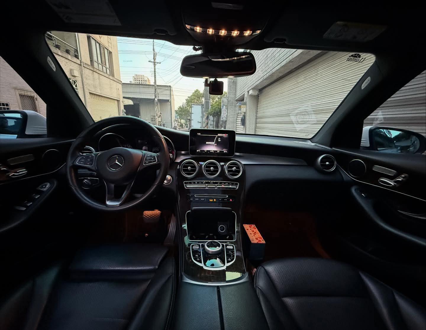 2018年 Mercedes-Benz GLC 300 中古車照片 - Orange Garage