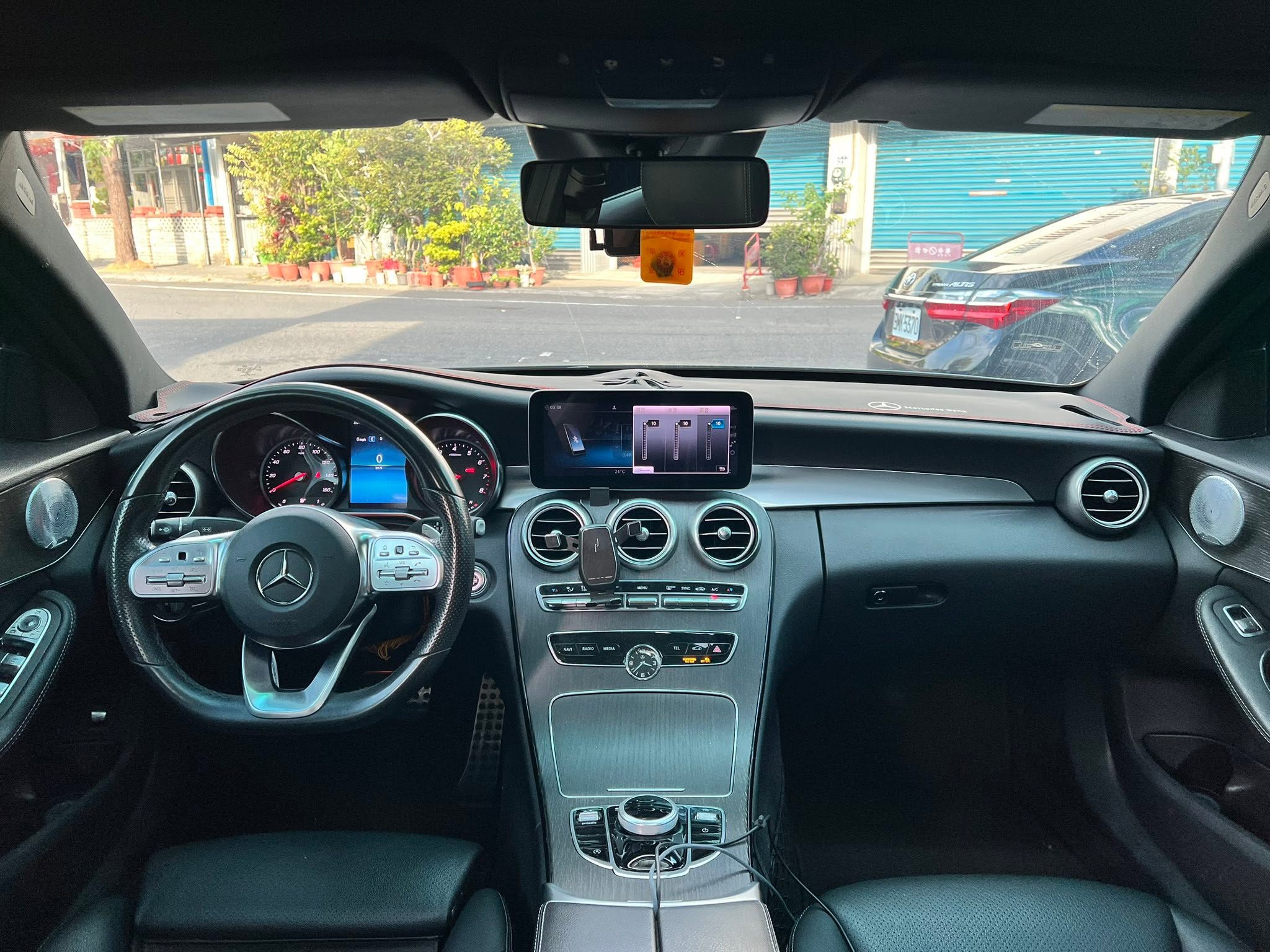 2019年 Mercedes-Benz C-Class C300 AMG 4MATIC 中古車照片 - Orange Garage