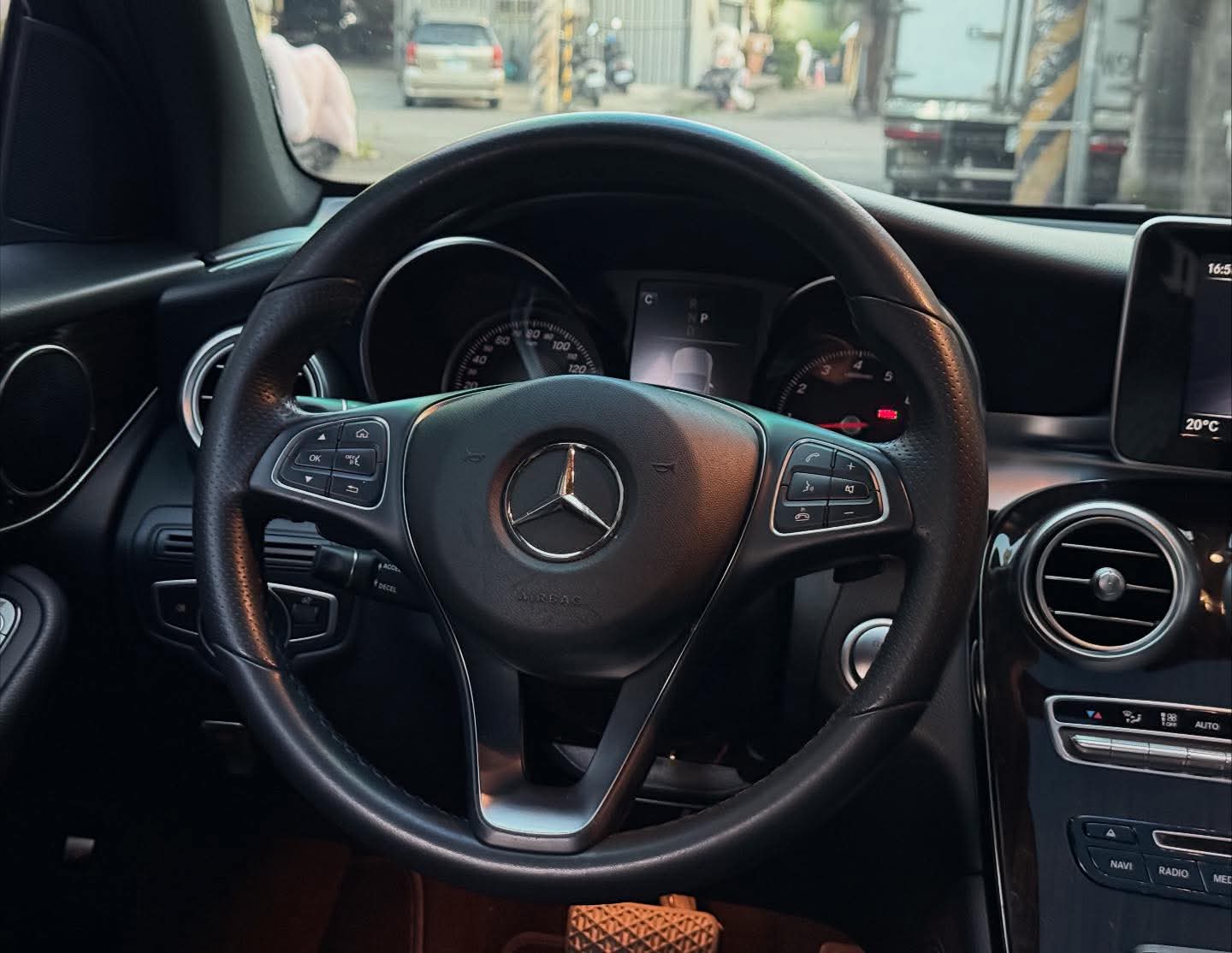 2018年 Mercedes-Benz GLC 300 中古車照片 - Orange Garage
