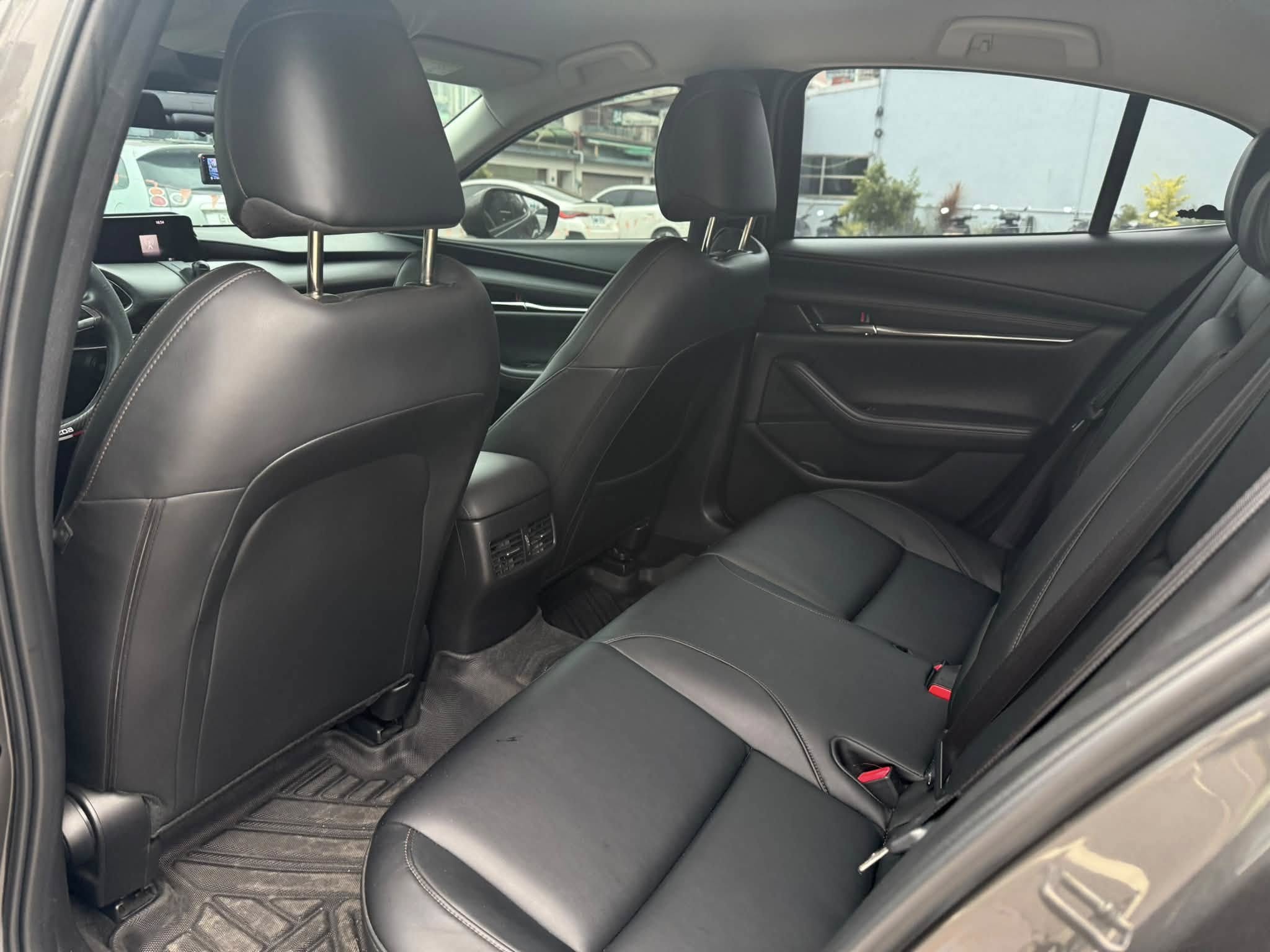 2019年 Mazda 3 4D Bose 旗艦款 中古車照片 - Orange Garage