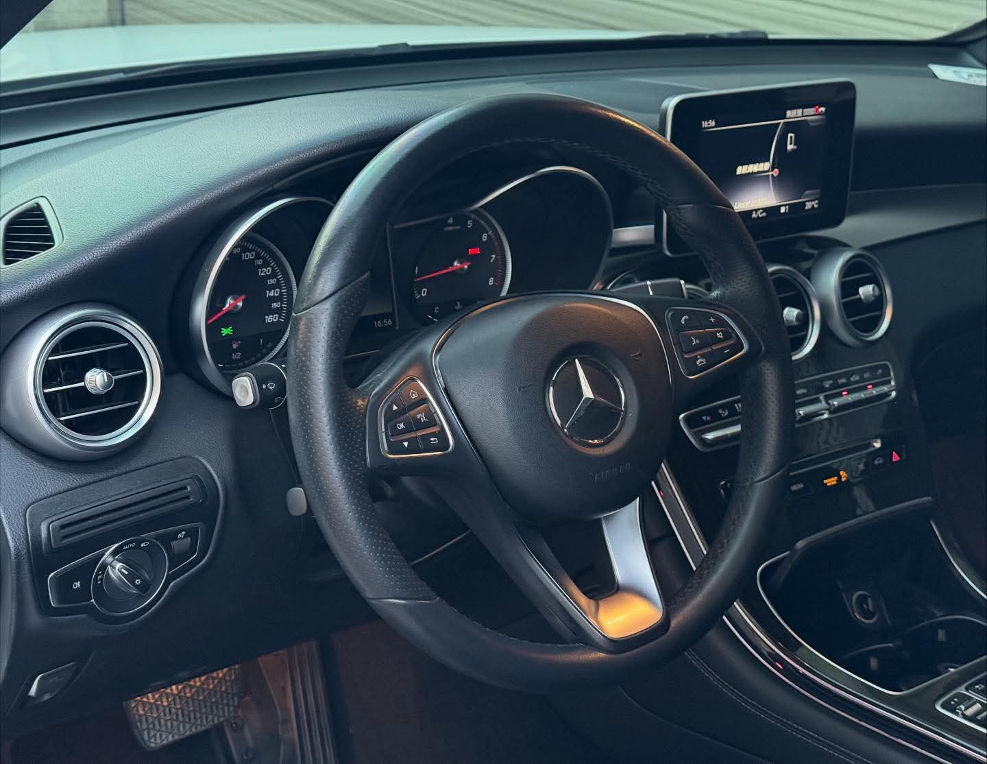 2018年 Mercedes-Benz GLC 300 中古車照片 - Orange Garage