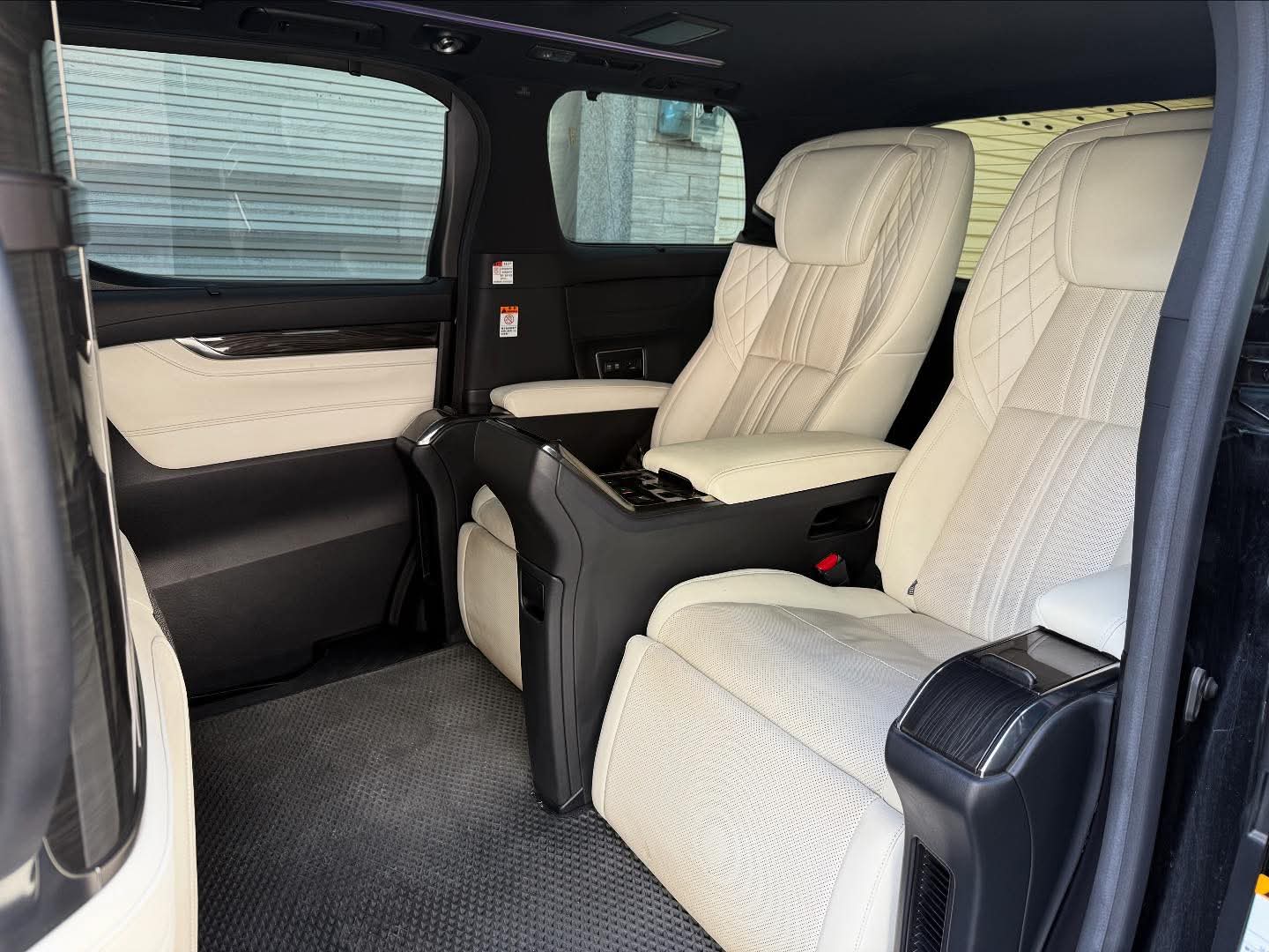 2020年 Lexus LM300h 四座 中古車照片 - Orange Garage