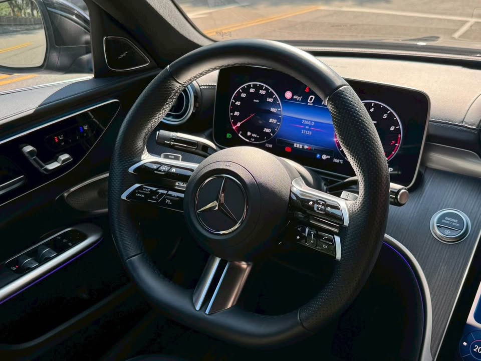 2023年 Mercedes-Benz C-Class 300 AMG-Line 中古車照片 - Orange Garage