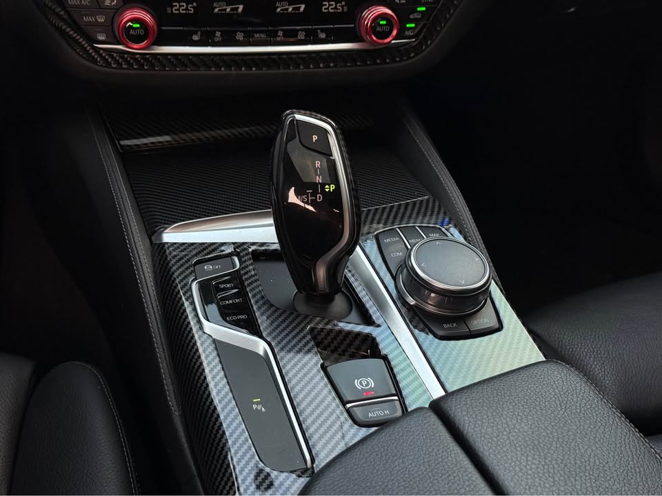2017年 BMW 5 Series 530i M-Sport 中古車照片 - Orange Garage