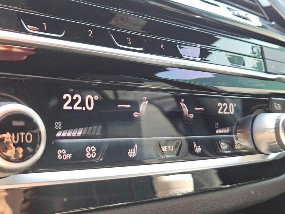 2021年 BMW 5 Series 530i Touring M-sport 中古車照片 - Orange Garage