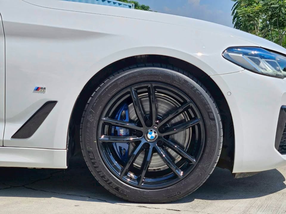 2021年 BMW 5 Series 530i Touring M-sport 中古車照片 - Orange Garage