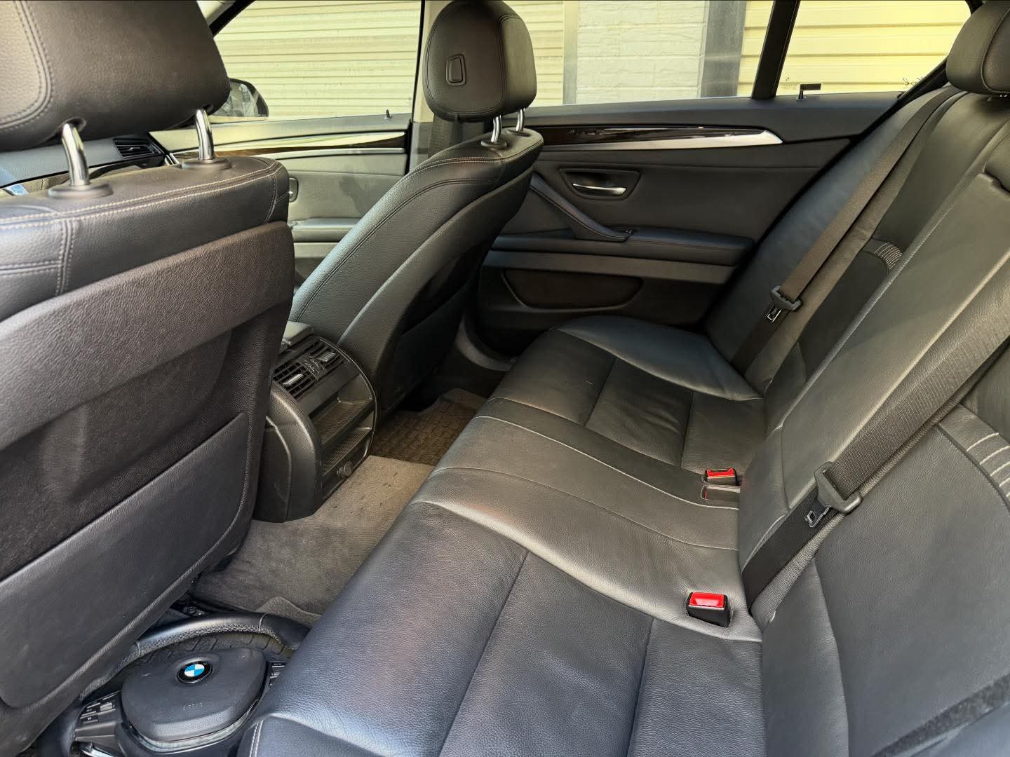 2014年 BMW 5 Series 520i Modern 中古車照片 - Orange Garage