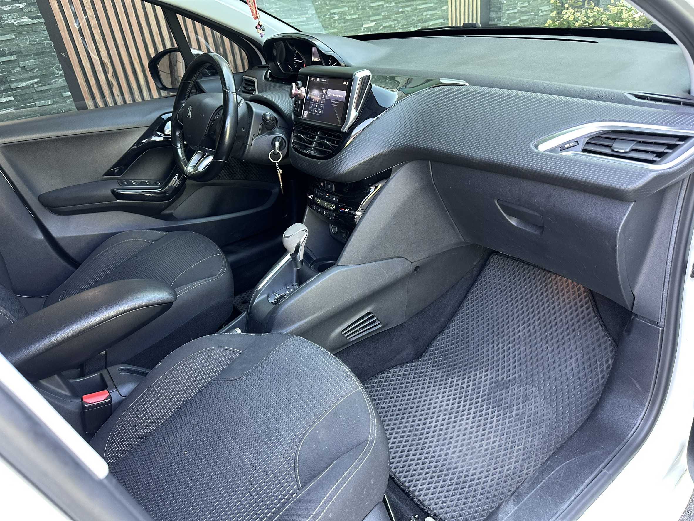 2016年 Peugeot 208 PureTech 1.2 中古車照片 - 澄色車庫