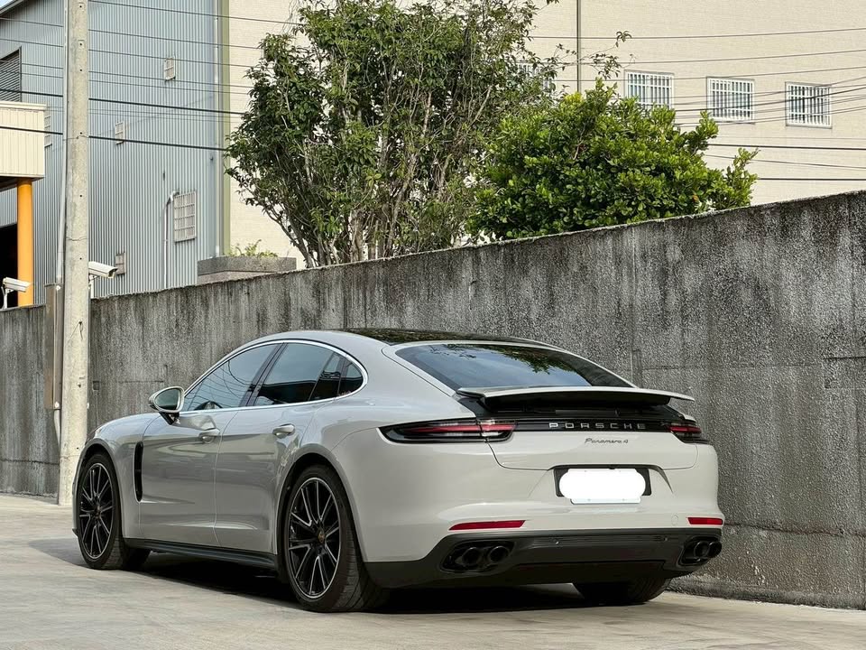 2017年 Porsche Panamera 4 中古車照片 - Orange Garage