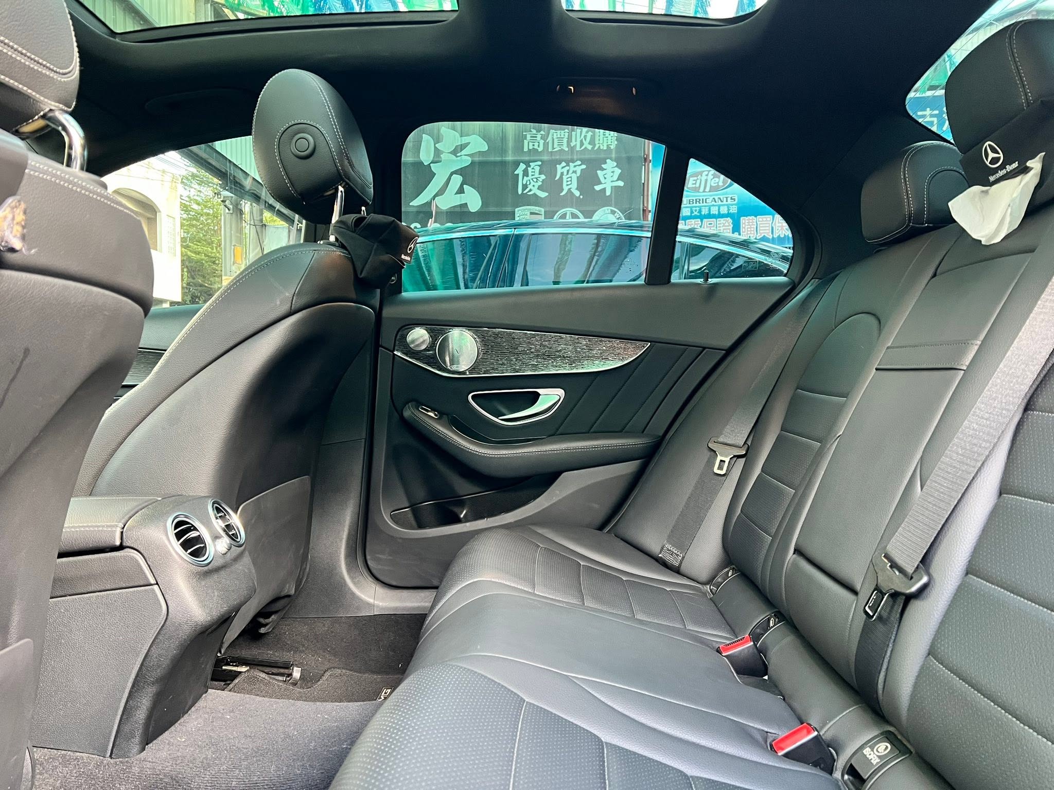 2019年 Mercedes-Benz C-Class C300 AMG 4MATIC 中古車照片 - Orange Garage