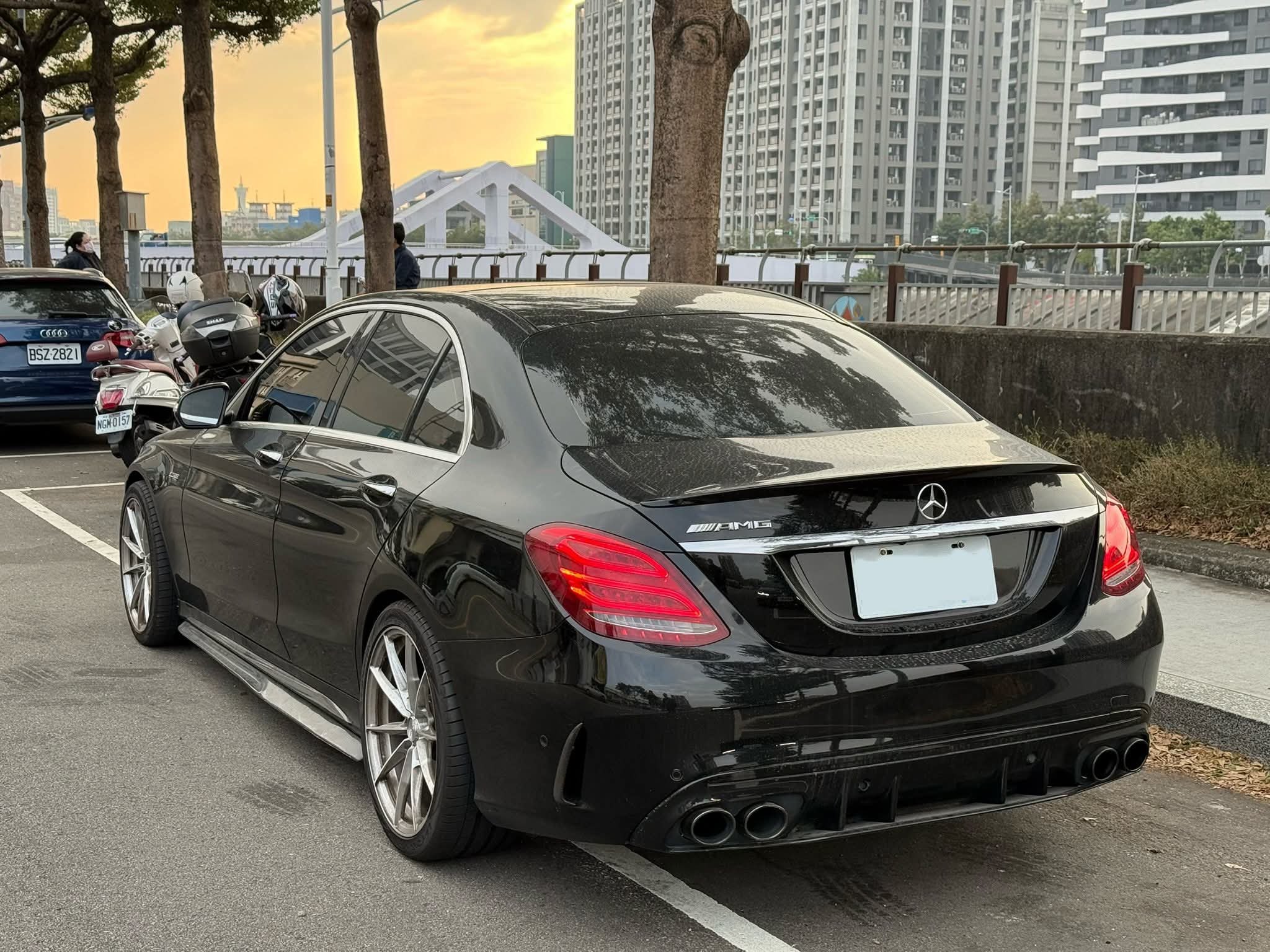 2015年 Mercedes-Benz C-Class C300 AMG Look 中古車照片 - Orange Garage