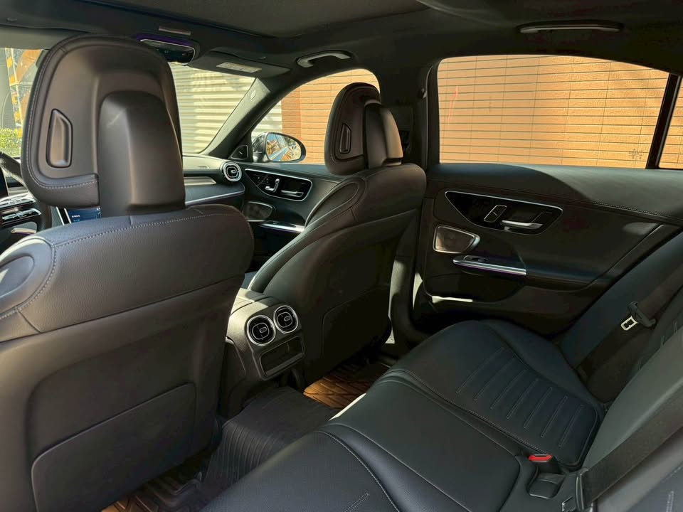 2023年 Mercedes-Benz C-Class 300 AMG-Line 中古車照片 - Orange Garage