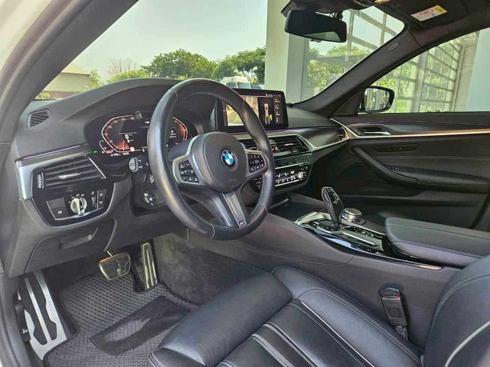 2021年 BMW 5 Series 530i Touring M-sport 中古車照片 - Orange Garage