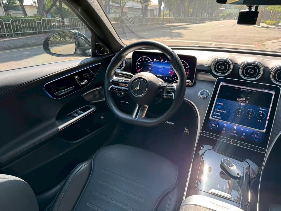 2023年 Mercedes-Benz C-Class 300 AMG-Line 中古車照片 - Orange Garage