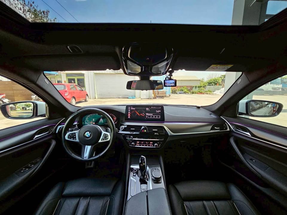 2021年 BMW 5 Series 530i Touring M-sport 中古車照片 - Orange Garage