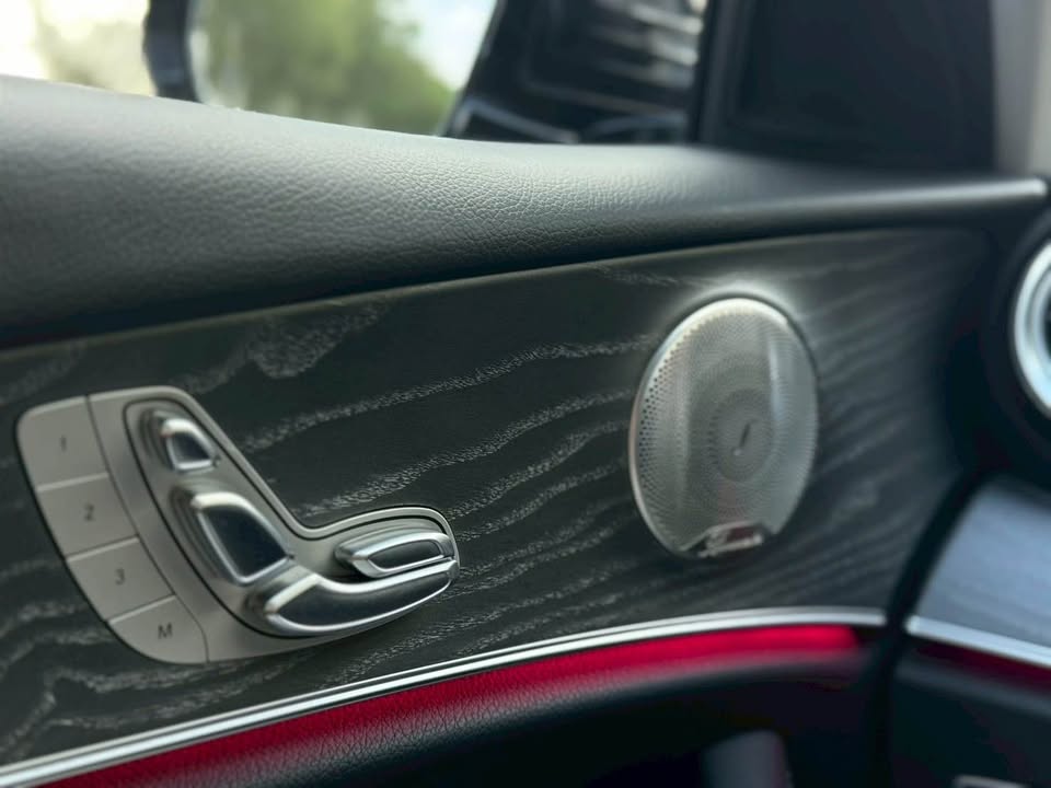 2022年 Mercedes-Benz E-Class E300 AMG 中古車照片 - Orange Garage