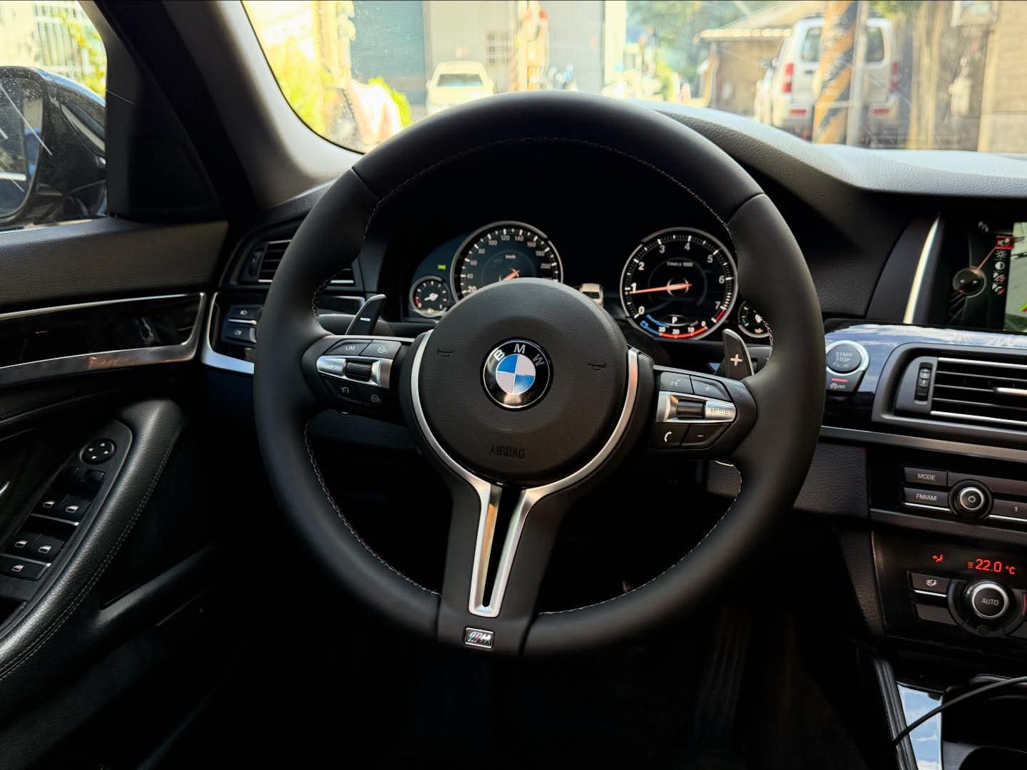 2014年 BMW 5 Series 520i Modern 中古車照片 - Orange Garage