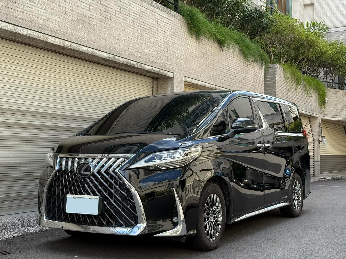 2020年 Lexus LM300h 四座 中古車照片 - Orange Garage
