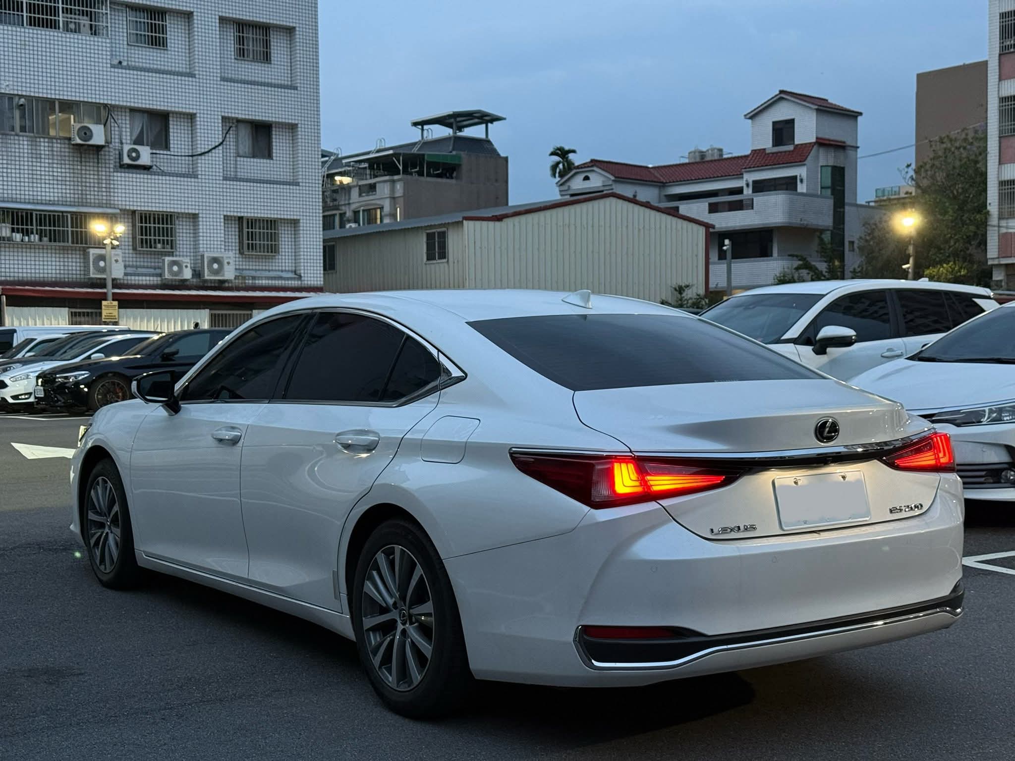 2019年 Lexus ES200 頂級版 中古車照片 - Orange Garage