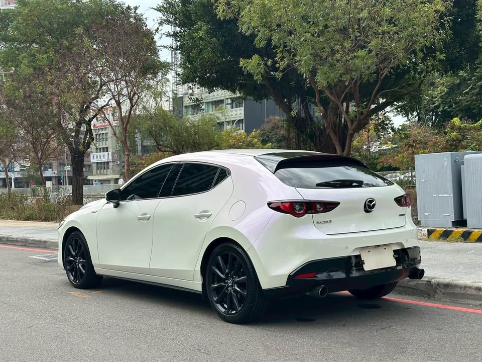 2022年 Mazda 3 5D e-Skyactiv X Edition 中古車照片 - Orange Garage