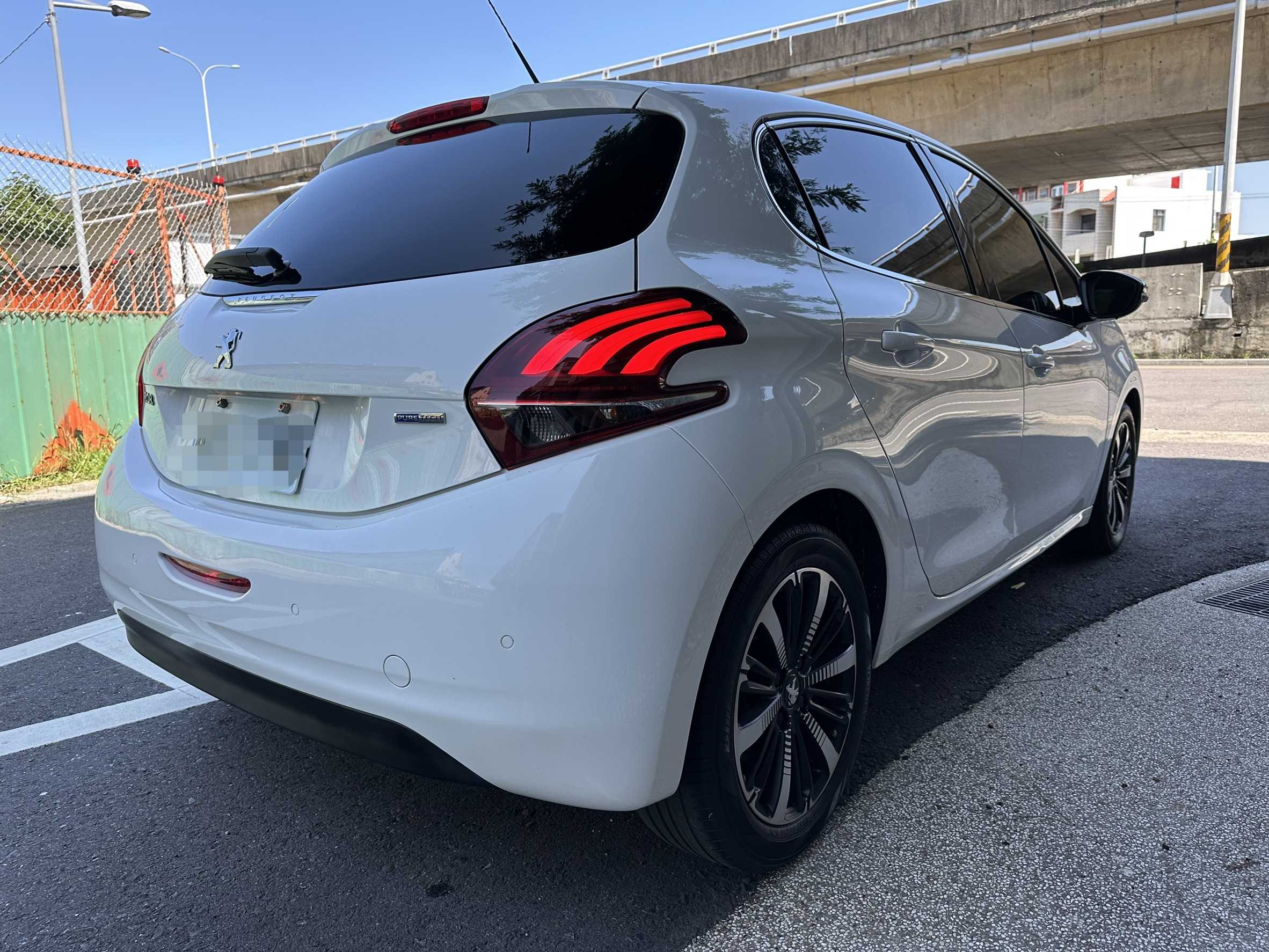 2016年 Peugeot 208 PureTech 1.2 中古車照片 - 澄色車庫