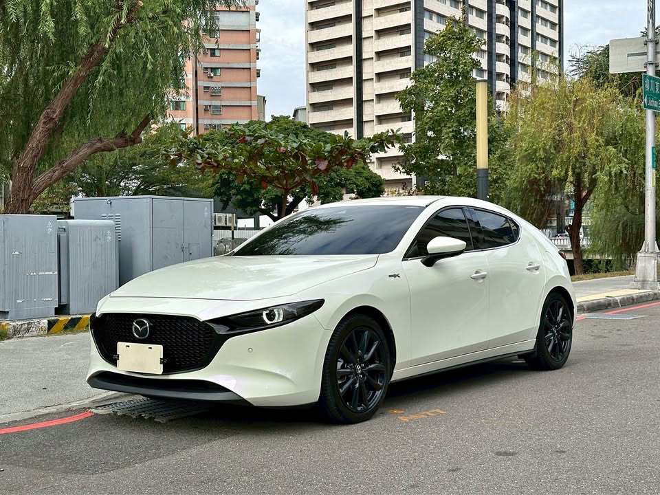 2022年 Mazda 3 5D e-Skyactiv X Edition 中古車照片 - Orange Garage