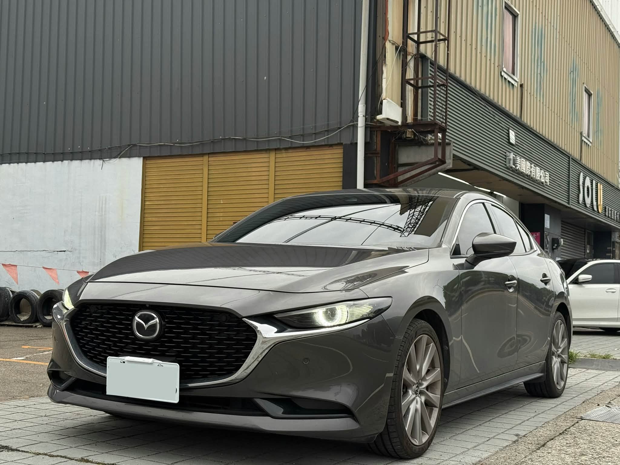 2019年 Mazda 3 4D Bose 旗艦款 中古車照片 - Orange Garage