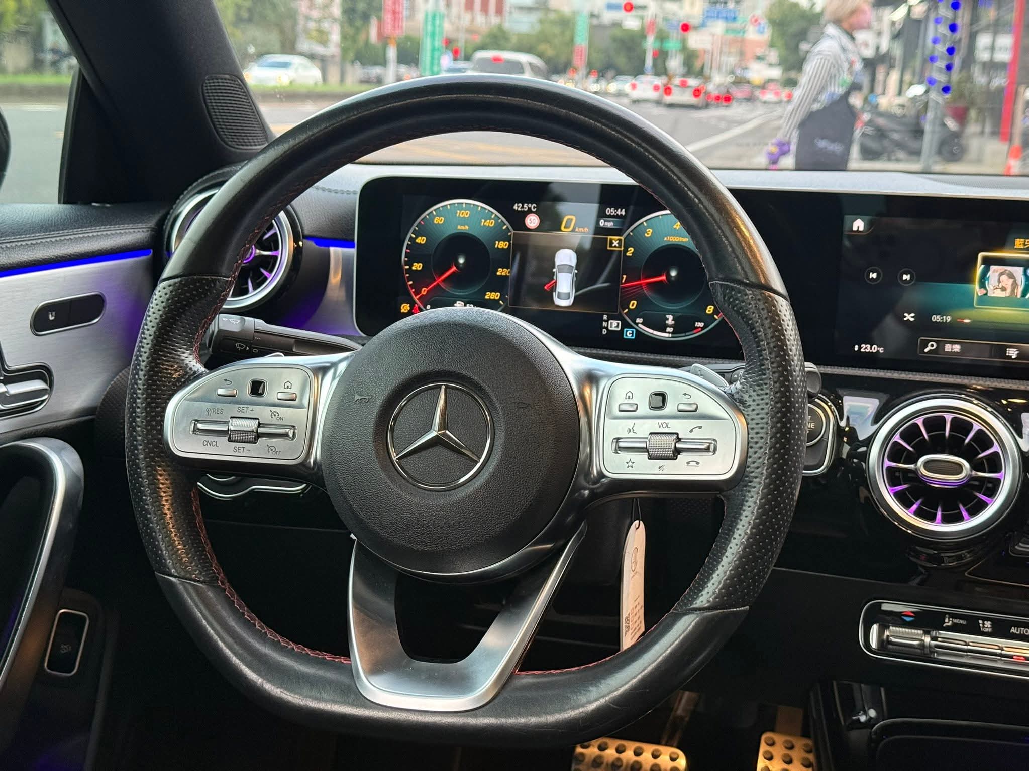 2019年 Mercedes-Benz CLA 250 AMG 中古車照片 - Orange Garage