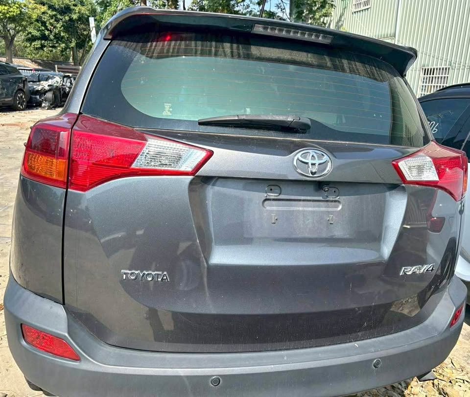 Toyota RAV4 2.0 整車拆賣 二手零件照片 - Orange Garage