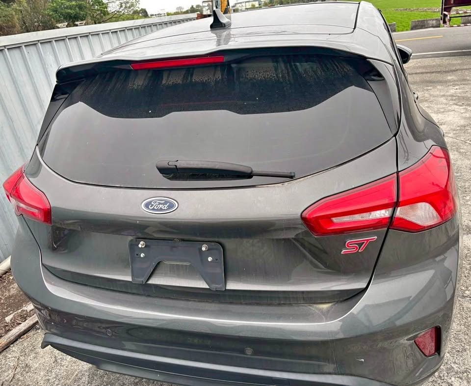 Ford Focus 2.3 ST 整車拆賣 二手零件照片 - Orange Garage