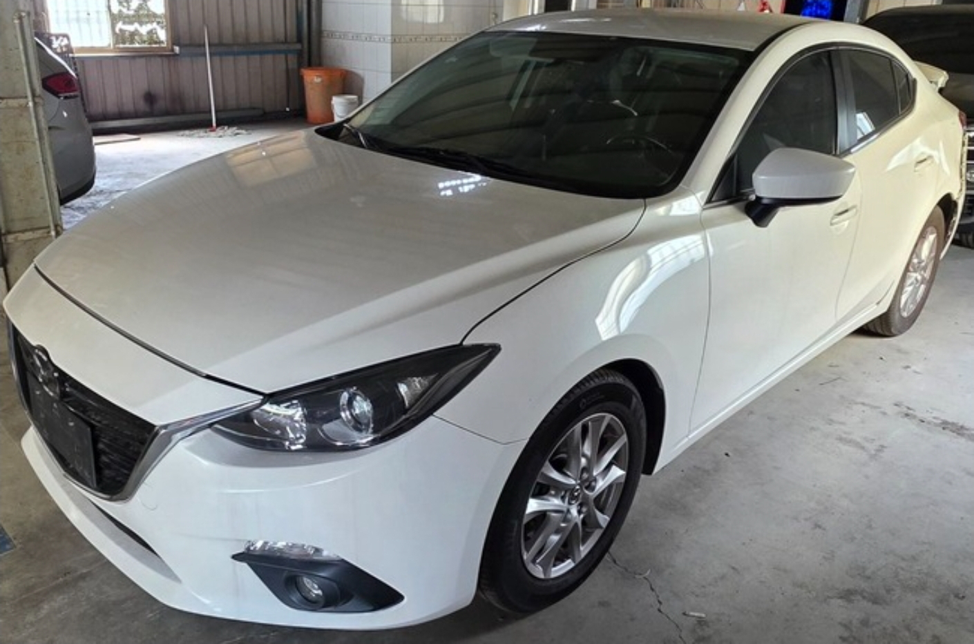 Mazda 3 4D 2.0 整車拆賣 二手零件照片 - Orange Garage