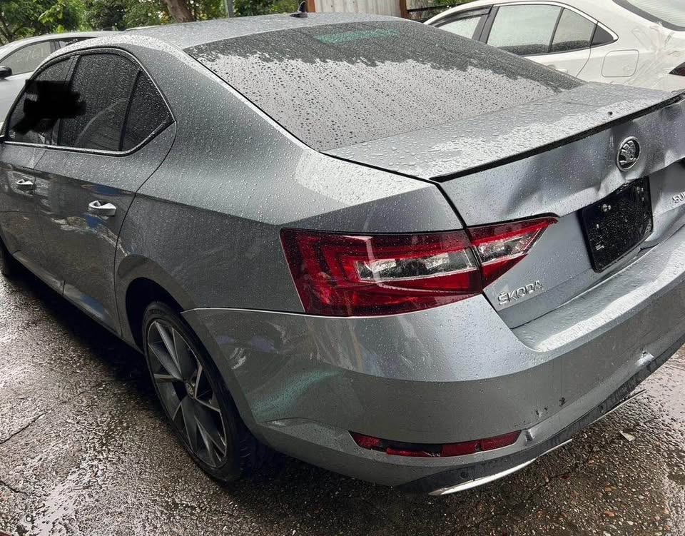 Škoda Superb 整車拆賣 二手零件照片 - Orange Garage