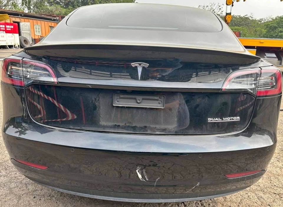 Tesla Model 3 Dual Motor 整車拆賣 二手零件照片 - Orange Garage