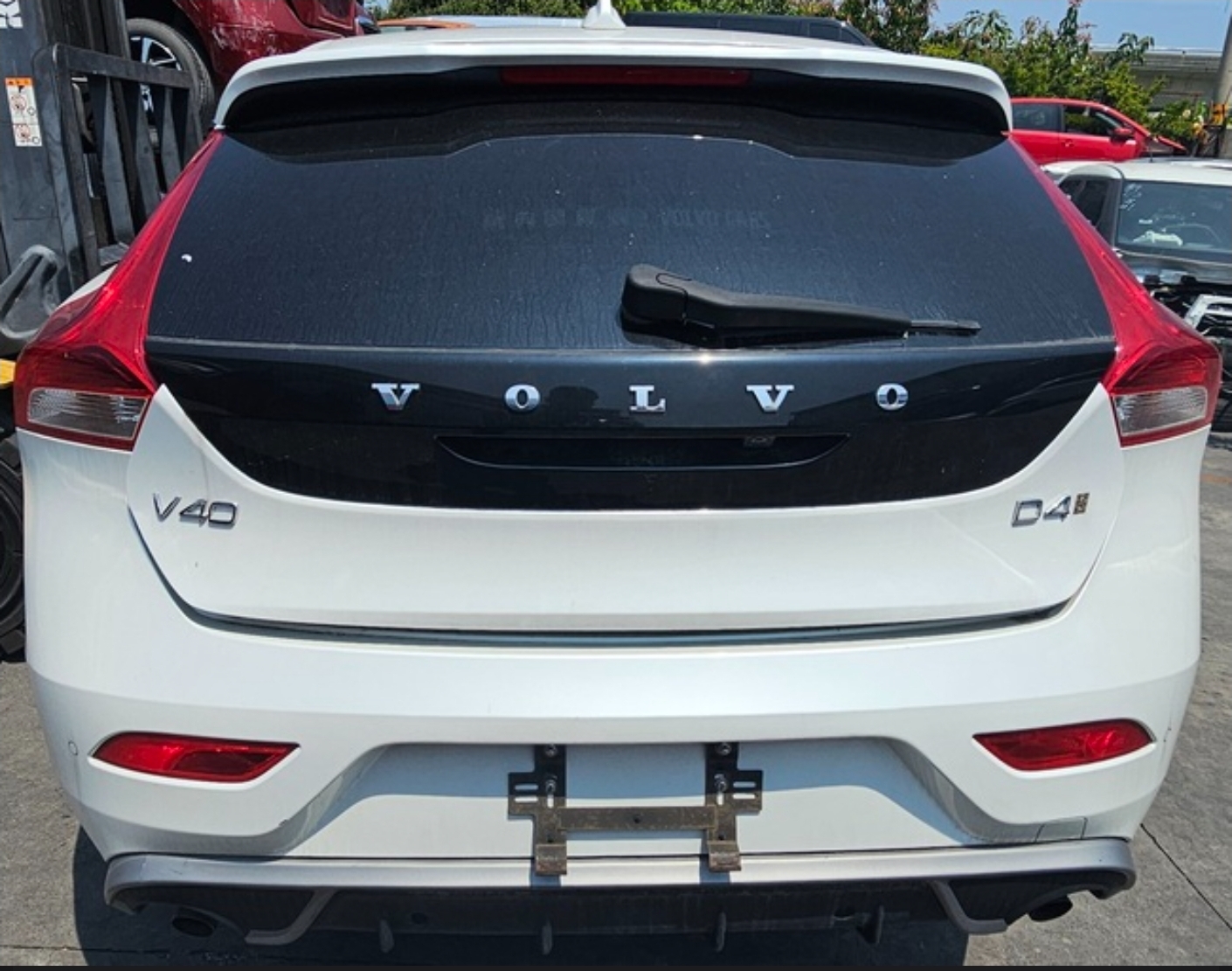 Volvo V40 D4 整車拆賣 二手零件照片 - Orange Garage