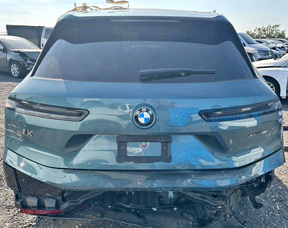 BMW IX xDrive40 整車拆賣 二手零件照片 - Orange Garage