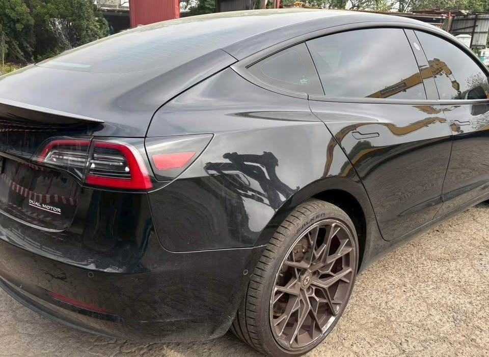 Tesla Model 3 Dual Motor 整車拆賣 二手零件照片 - Orange Garage
