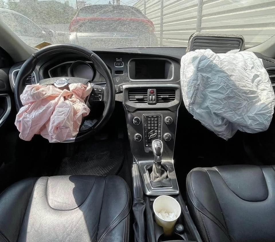Volvo V40 Cross Country D2 整車拆賣 二手零件照片 - Orange Garage