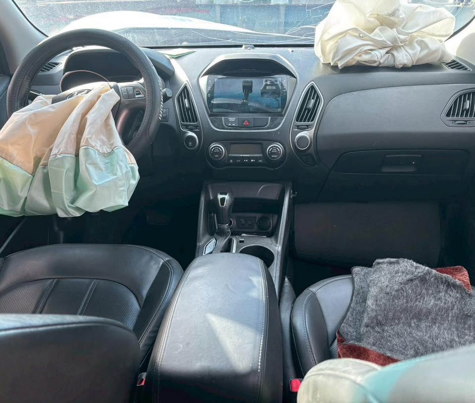 Hyundai IX35 2.0 整車拆賣 二手零件照片 - Orange Garage