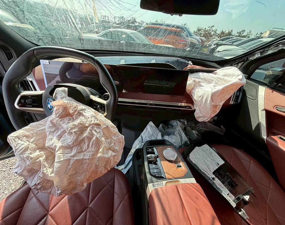 BMW IX xDrive40 整車拆賣 二手零件照片 - Orange Garage