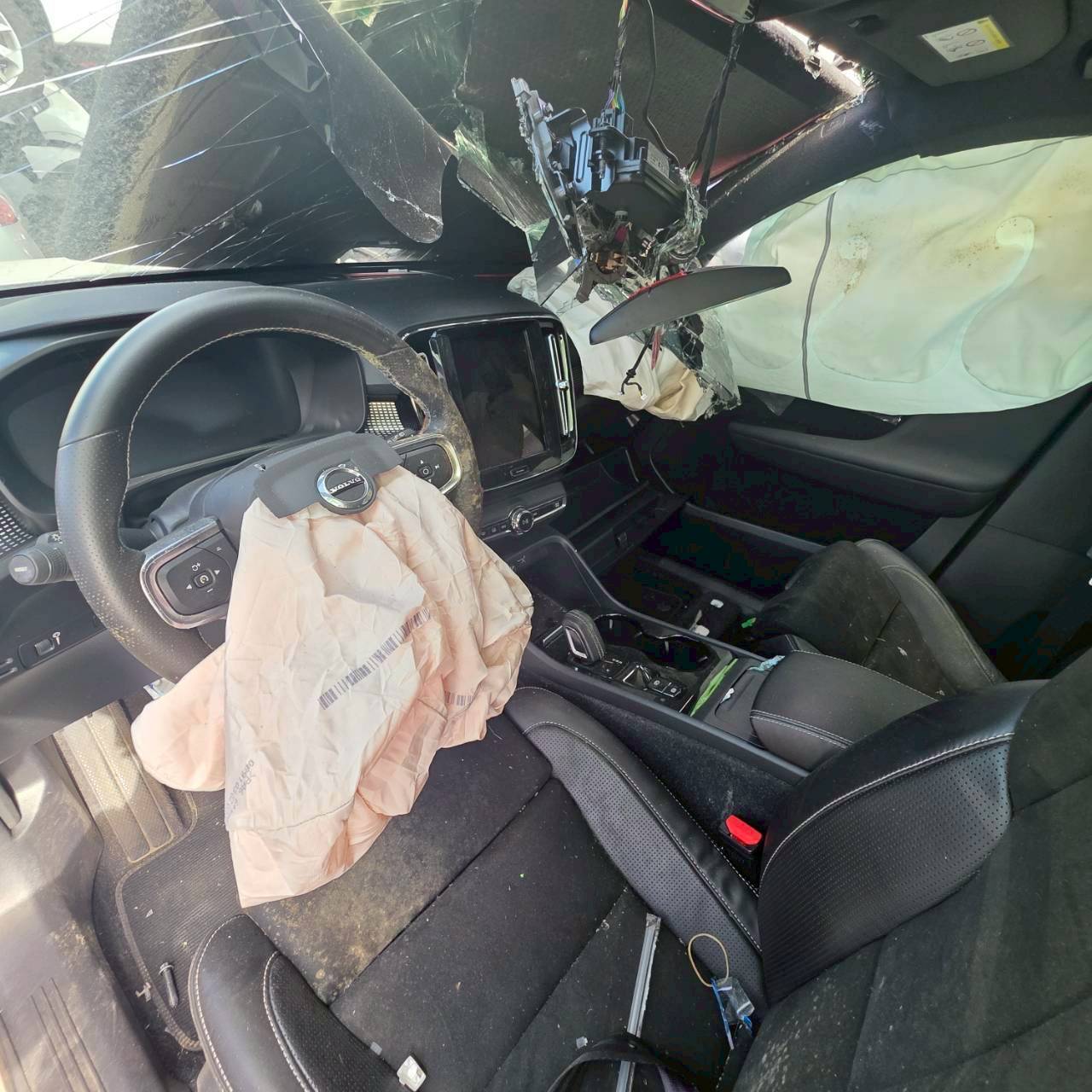 Volvo XC40 B5 整車拆賣 二手零件照片 - Orange Garage